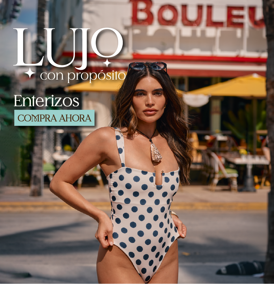 Mujer en traje de baño de lunares posando al aire libre con la marca 'LUJO'.